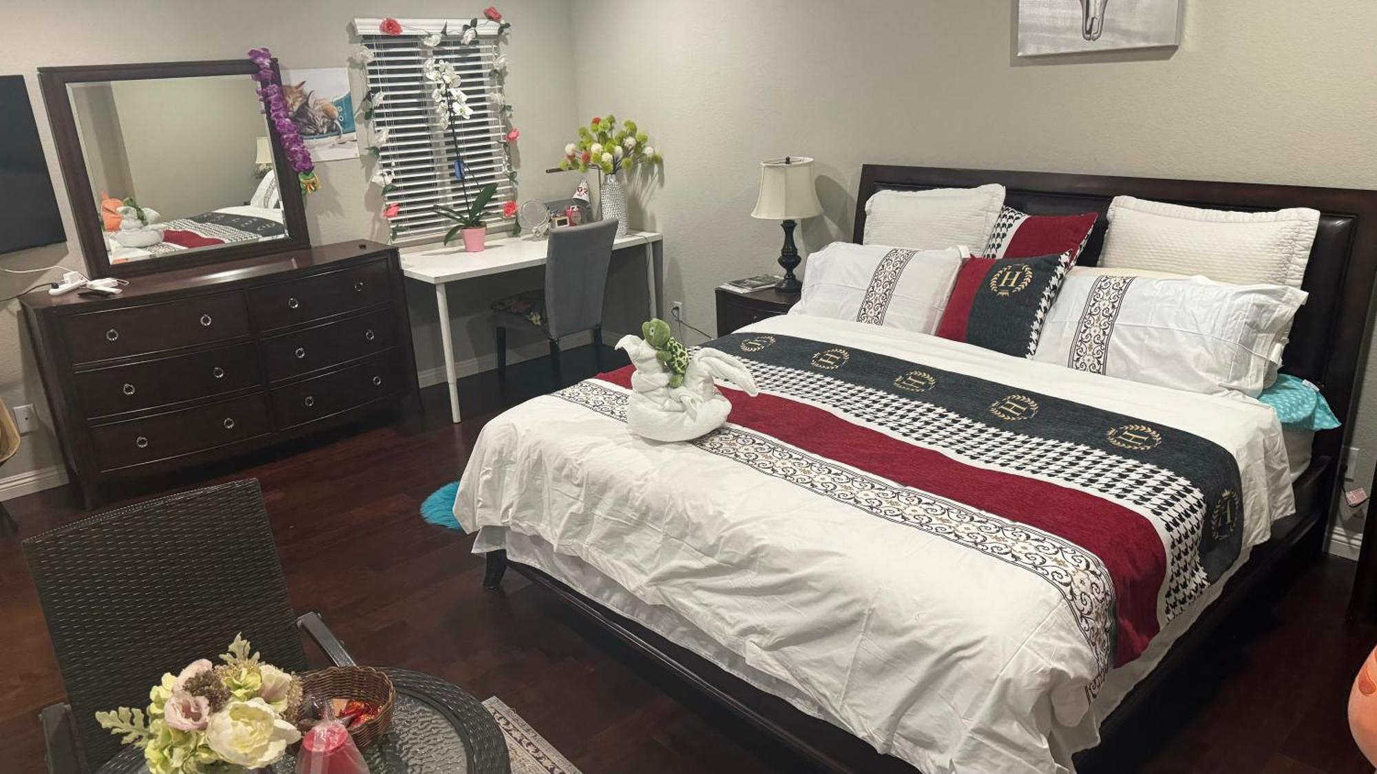 King Bed Big Room Chino Hills Exterior photo