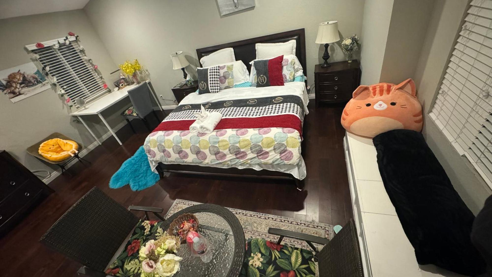 King Bed Big Room Chino Hills Exterior photo