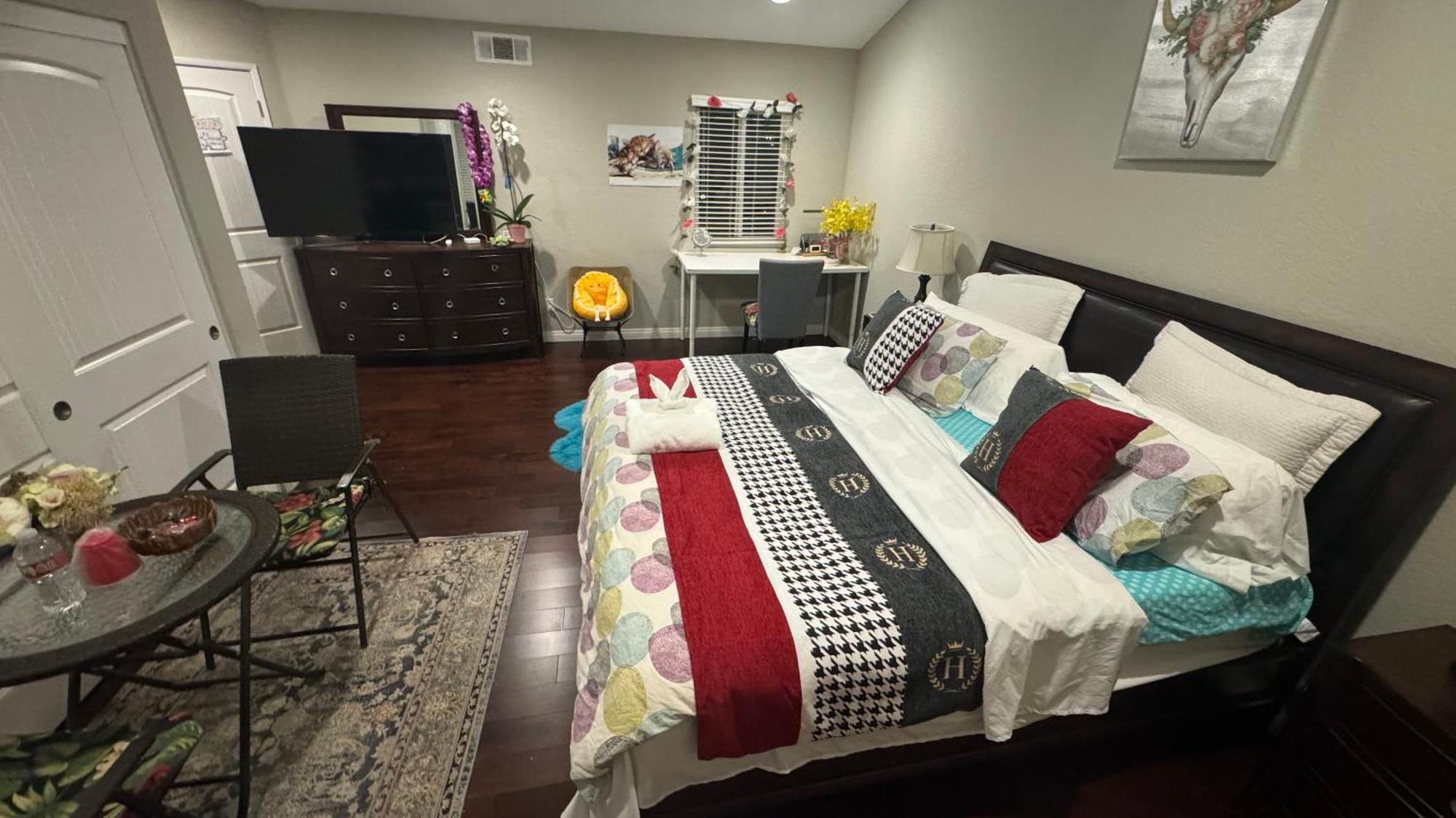 King Bed Big Room Chino Hills Exterior photo