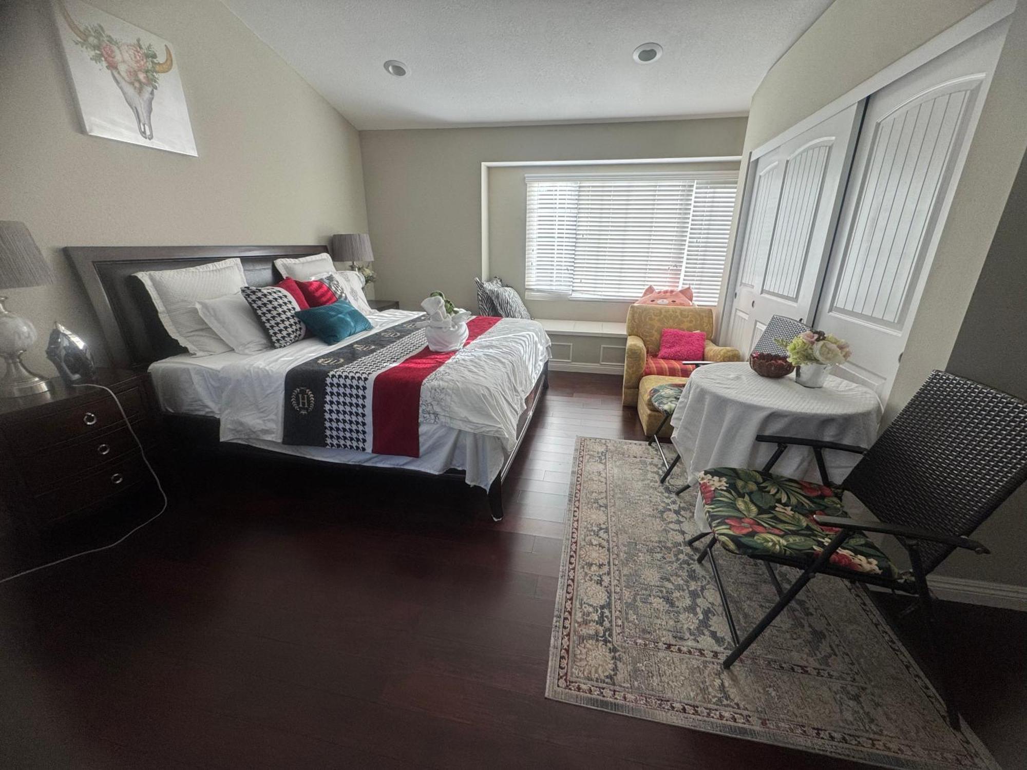 King Bed Big Room Chino Hills Exterior photo